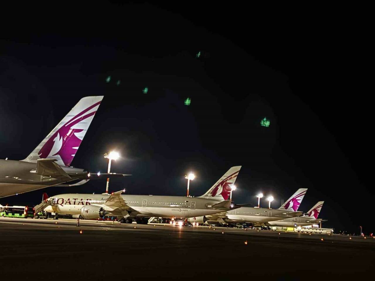 İran’ın saldırıları nedeniyle İstanbul Havalimanı’na yönlendirilen Katar Havayolları uçakları, bu