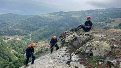 Tokat’ın Niksar ilçesine bağlı Serenli beldesinde kayalık alanda mahsur kalan