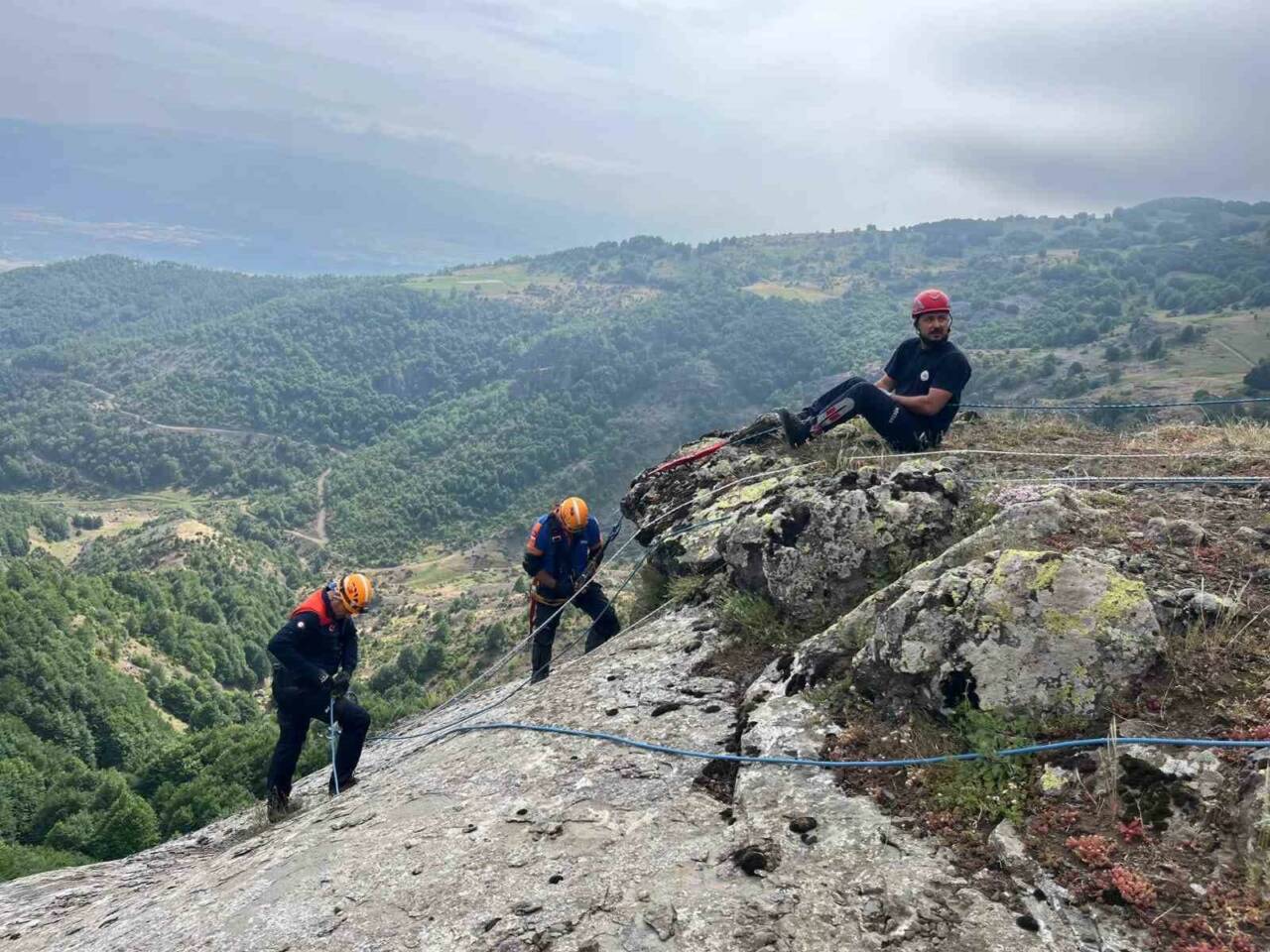 Tokat’ın Niksar ilçesine bağlı Serenli beldesinde kayalık alanda mahsur kalan