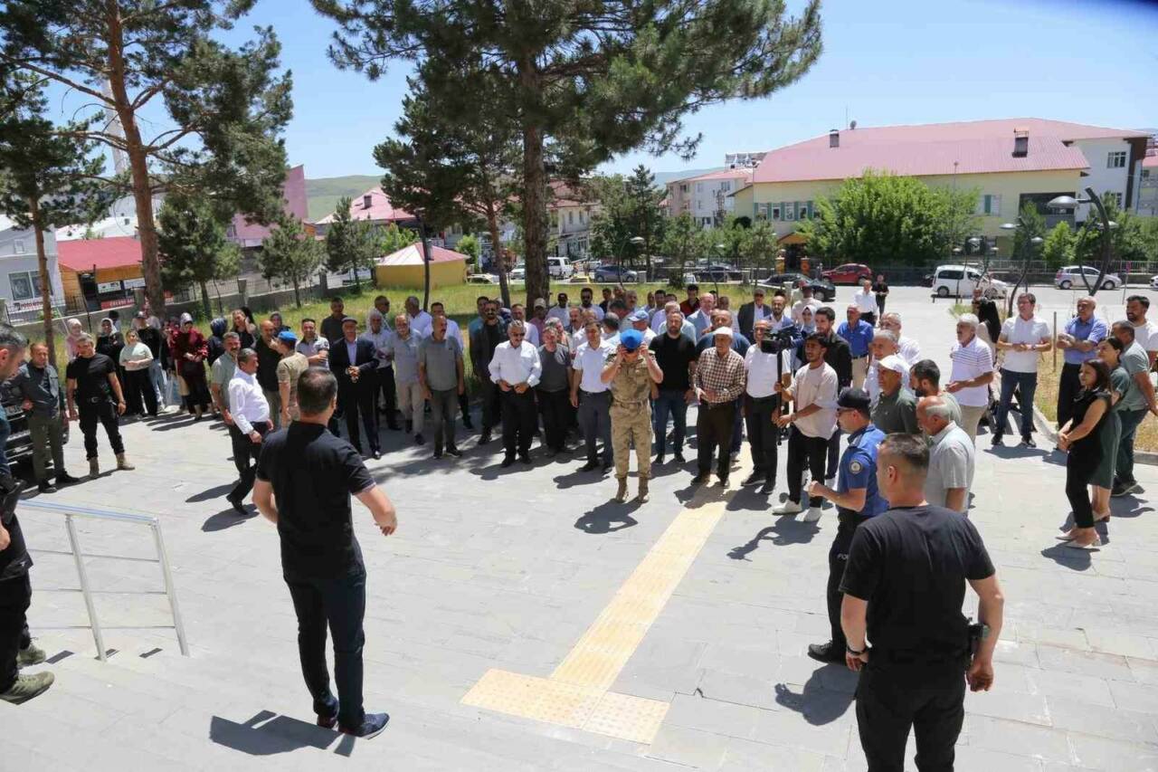 Denizli’nin Serinhisar ilçesine atanan Varto Kaymakamı Musa Ayyıldız, yüzlerce Vartolu
