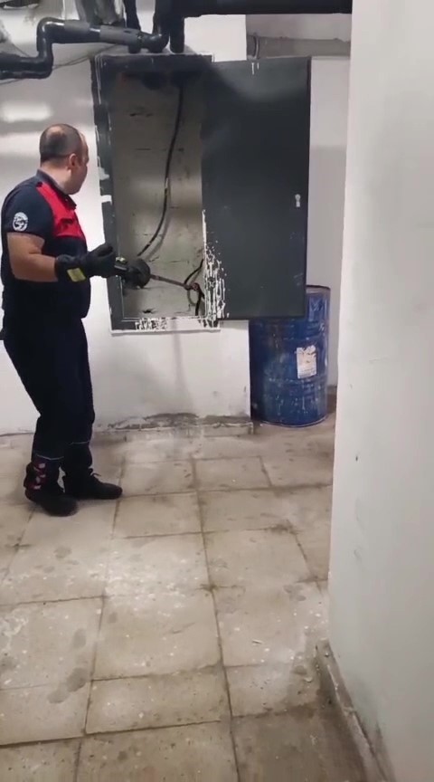 Hatay’ın Dörtyol ilçesinde bir apartmanın kazan dairesine giren yılan, itfaiye