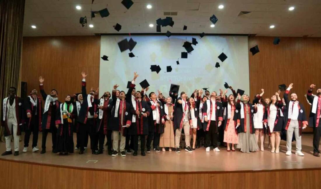 Karabük Üniversitesinde (KBÜ) lisans eğitimlerini başarıyla tamamlayan İlahiyat Fakültesi öğrencileri