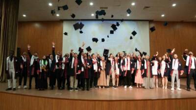 Karabük Üniversitesinde (KBÜ) lisans eğitimlerini başarıyla tamamlayan İlahiyat Fakültesi öğrencileri