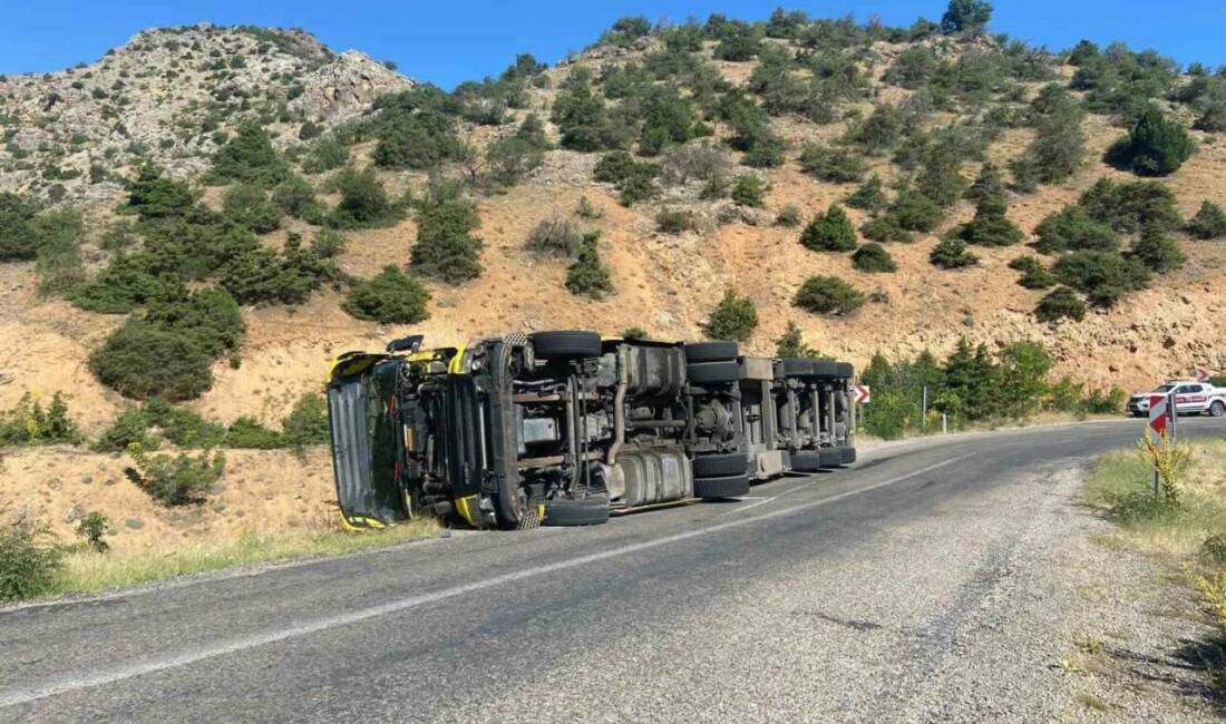 Erzincan’ın Kemaliye ilçesinde virajı alamayan tır devrildi. Kaza, bugün sabah