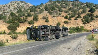 Erzincan’ın Kemaliye ilçesinde virajı alamayan tır devrildi. Kaza, bugün sabah