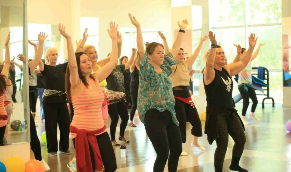 Kepez Belediyesi’nin Adnan Menderes Yüzme Havuzu’nda düzenlendiği pilates eğitimleri, 18