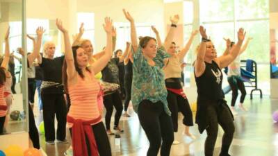 Kepez Belediyesi’nin Adnan Menderes Yüzme Havuzu’nda düzenlendiği pilates eğitimleri, 18