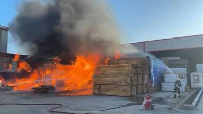 Kocaeli’nin Gebze ilçesinde bir kereste deposunda çıkan yangın, itfaiye ekipleri