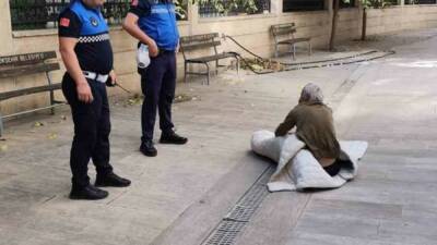 Gebze’de cami avlusunda bulunan ve kimsesiz olduğu anlaşılan vatandaş, zabıta