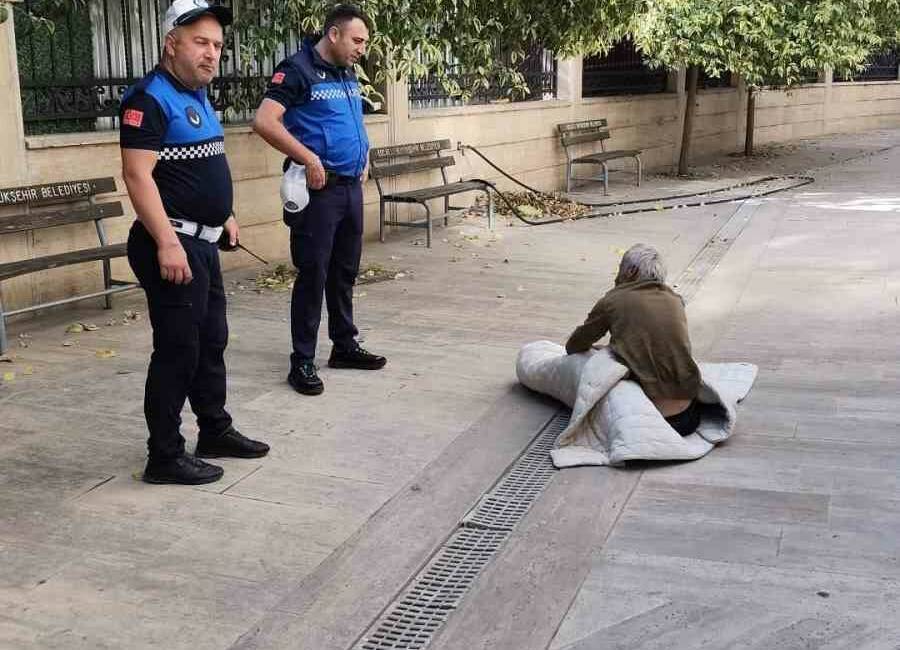 Gebze’de cami avlusunda bulunan ve kimsesiz olduğu anlaşılan vatandaş, zabıta
