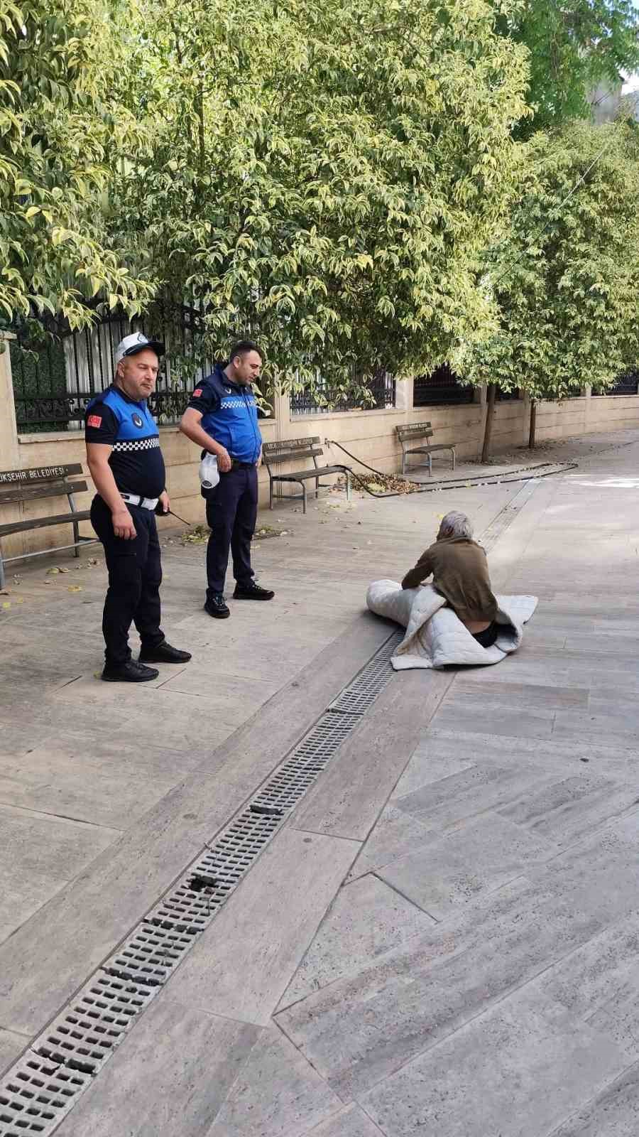 Gebze’de cami avlusunda bulunan ve kimsesiz olduğu anlaşılan vatandaş, zabıta