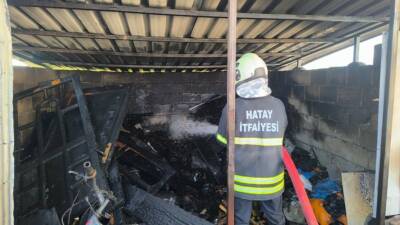 Hatay’da odunlukta çıkan yangında tüpler patlamadan çıkarıldı. Yangın, Kırıkhan ilçesi