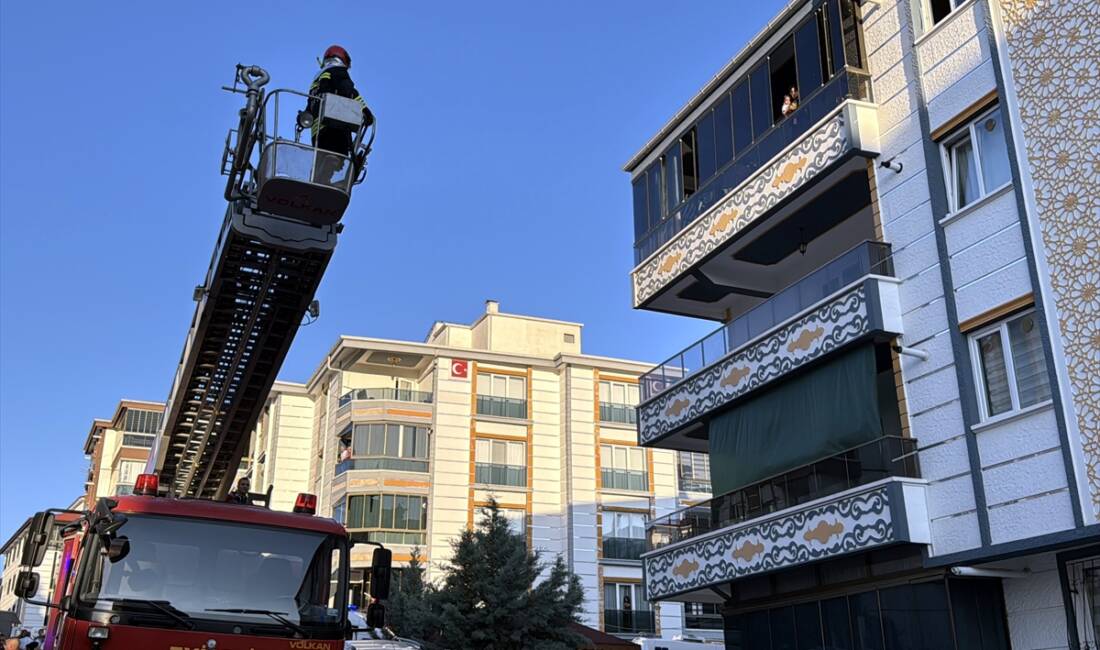 KIRIKKALE (AA) – Kırıkkale’de 3 katlı apartmanda çıkan yangında dumandan