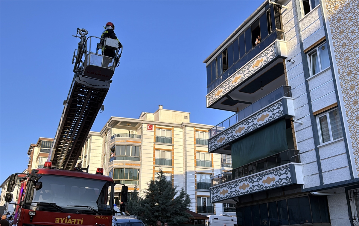KIRIKKALE (AA) – Kırıkkale’de 3 katlı apartmanda çıkan yangında dumandan
