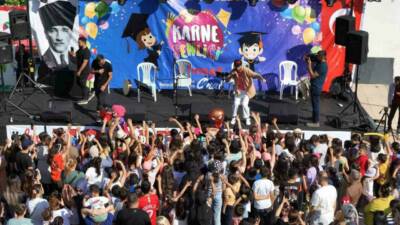 Kırıkkale’de düzenlenen Karne Şenliği’ne aileleriyle birlikte katılan çocuklar, konserler, oyunlar