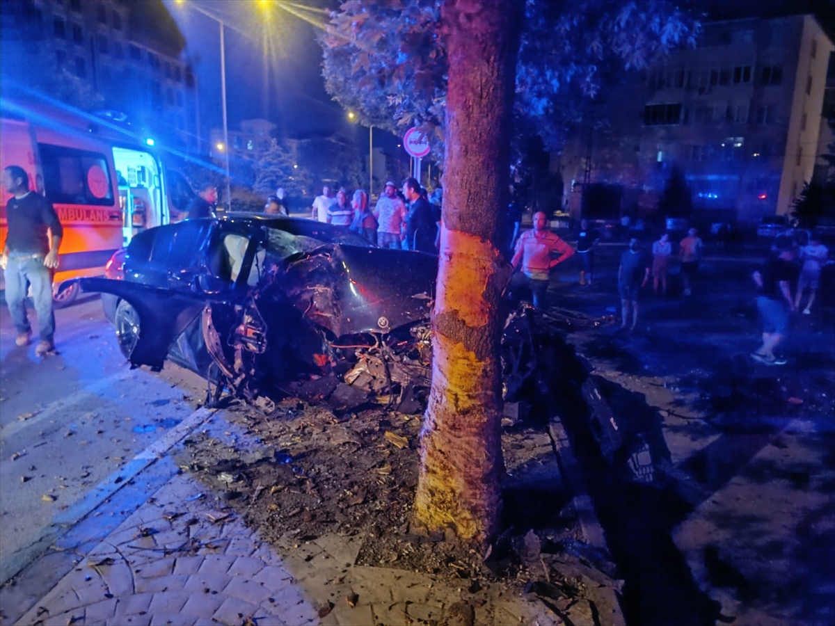 KIRKLARELİ (AA) – Kırklareli’nde otomobilin ağaca çarpması sonucu 1 kişi