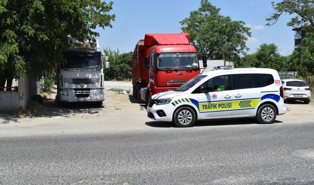 KIRKLARELİ (AA) – Kırklareli’nin Lüleburgaz ilçesinde tır parkı dışında araçlarını