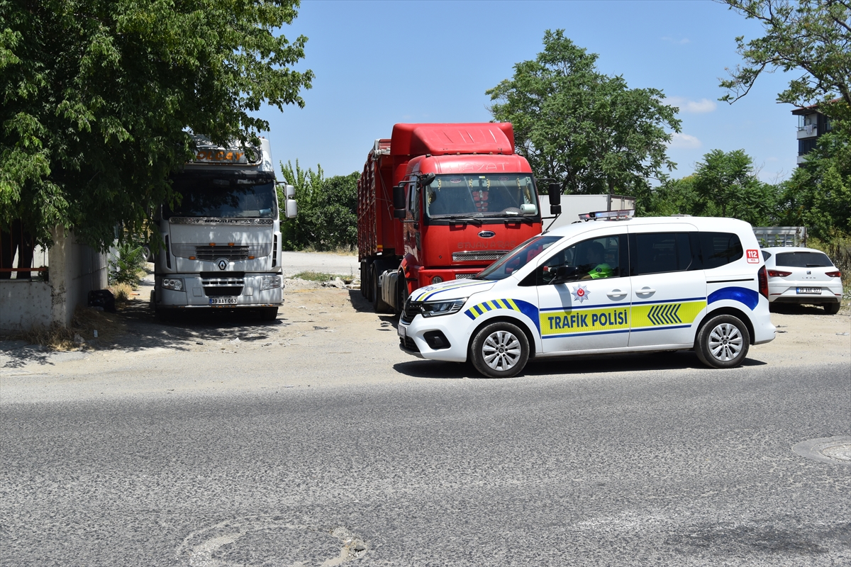 KIRKLARELİ (AA) – Kırklareli’nin Lüleburgaz ilçesinde tır parkı dışında araçlarını