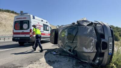 KOCAELİ (AA) – Kocaeli’nin Kandıra ilçesinde takla atan otomobildeki 3’ü