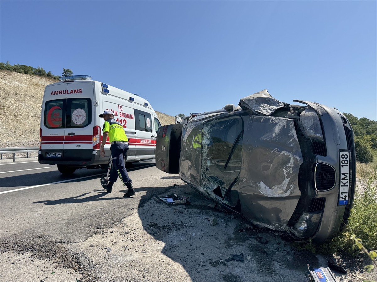KOCAELİ (AA) – Kocaeli’nin Kandıra ilçesinde takla atan otomobildeki 3’ü
