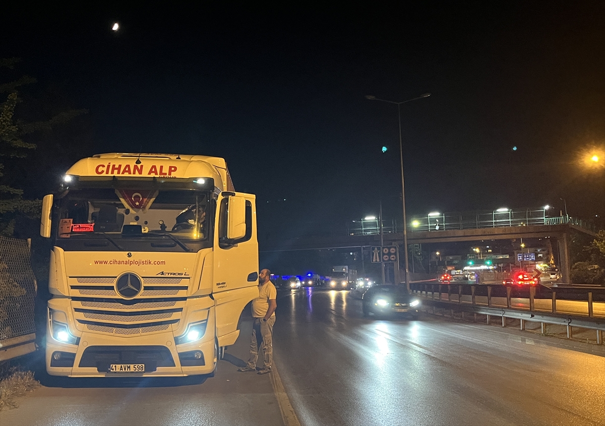 KOCAELİ (AA) – Kocaeli’nin İzmit ilçesinde tır ile çarpışan motosikletin