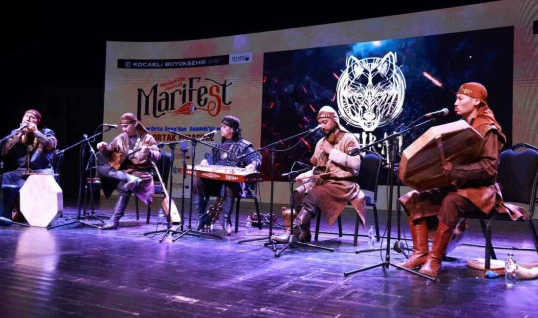 Kocaeli’de sevenleriyle buluşan Turan Ethno-Folk Ensemble müzik grubu, verdiği konser