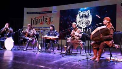 Kocaeli’de sevenleriyle buluşan Turan Ethno-Folk Ensemble müzik grubu, verdiği konser