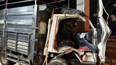 KOCAELİ (AA) – Kocaeli’nin İzmit ilçesinde yön tabelasına çarpan kamyonetin