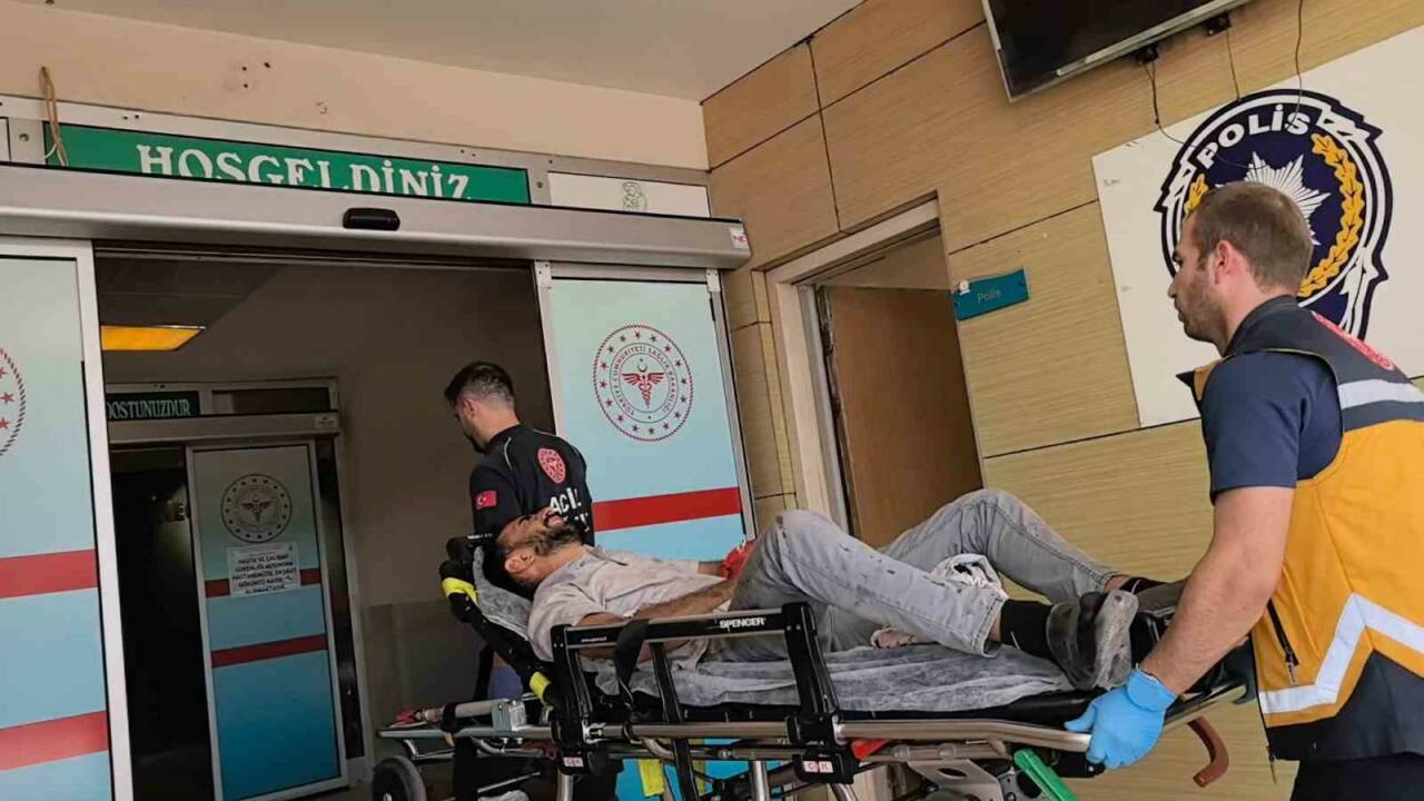 Bursa’nın İnegöl ilçesinde faaliyet gösteren bir su fabrikasında kolunu makineye