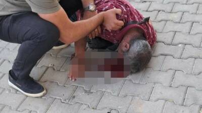 Aydın’ın Kuşadası ilçesinde kontrolden çıkan motosikletin park halindeki araçlara çarptığı