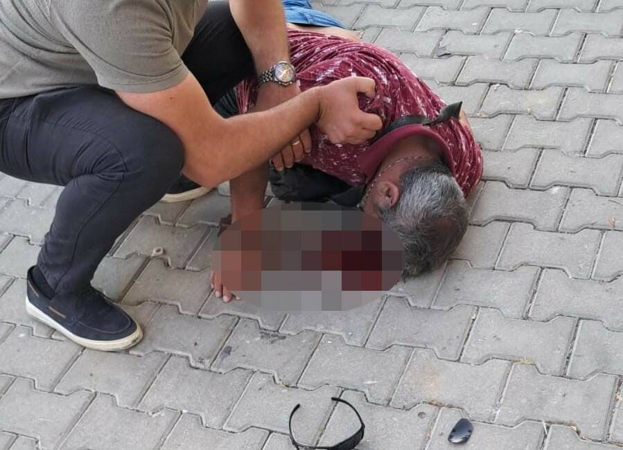 Aydın’ın Kuşadası ilçesinde kontrolden çıkan motosikletin park halindeki araçlara çarptığı