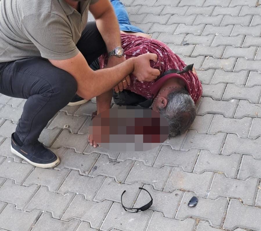 Aydın’ın Kuşadası ilçesinde kontrolden çıkan motosikletin park halindeki araçlara çarptığı