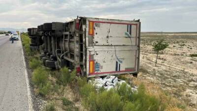 Konya’nın Karapınar ilçesinde kontrolden çıkan tırın şarampole devrilmesi sonucu meydana