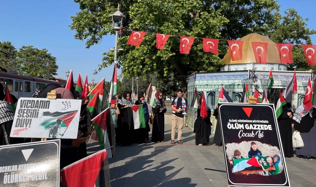 KONYA (AA) – Konya’da kadınlar, İsrail’in Gazze’ye yönelik saldırılarını lanetlemek,