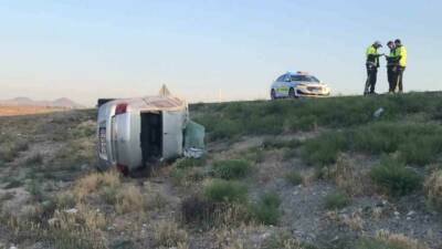 Konya’nın Karapınar ilçesinde kontrolden çıkıp takla atan otomobildeki 3 kişi