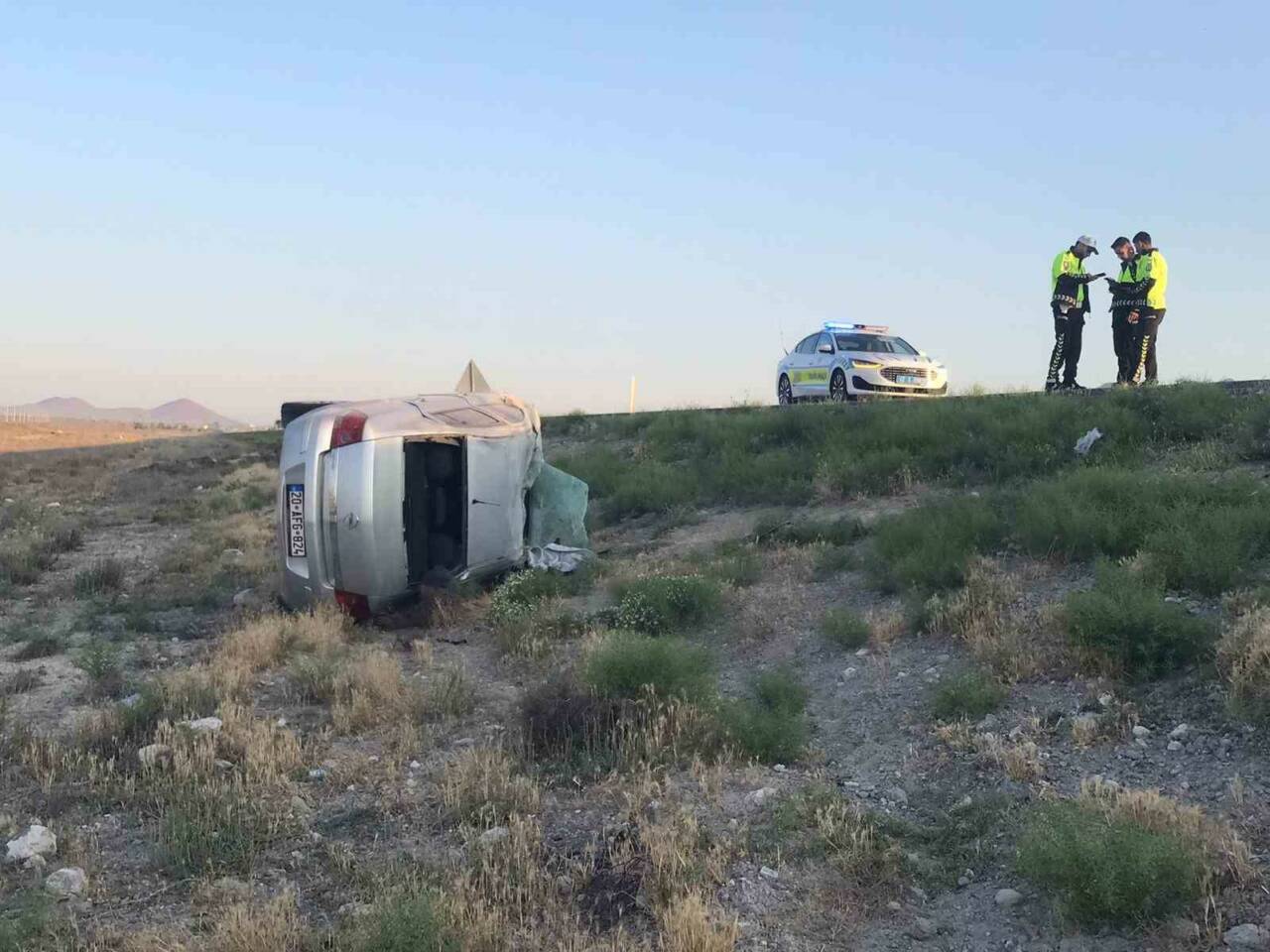 Konya’nın Karapınar ilçesinde kontrolden çıkıp takla atan otomobildeki 3 kişi