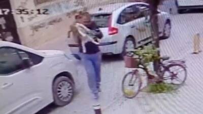 Eskişehir’de bir ara sokakta, kucağındaki köpeği yere fırlatan şahıs hakkında