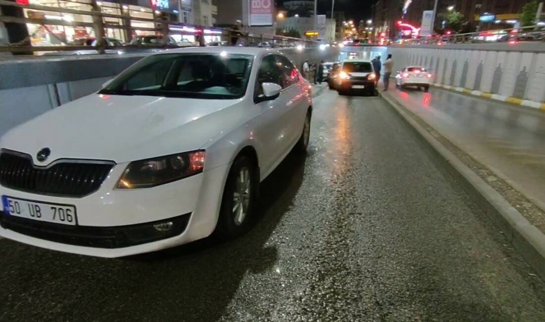 Erzurum’da köprülü kavşakta meydana gelen trafik kazasında 5 araç birbirine