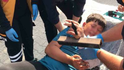 Hatay’da çocuğun eline saplanan demir itfaiye ekipleri tarafından kesilerek sağlık