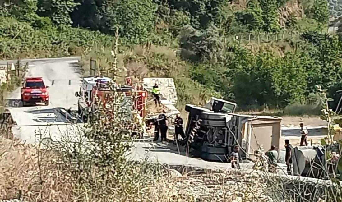 Aydın’ın Köşk ilçesinde kum kamyonunun devrilmesi sonucu meydana gelen kazada