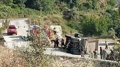 Aydın’ın Köşk ilçesinde kum kamyonunun devrilmesi sonucu meydana gelen kazada