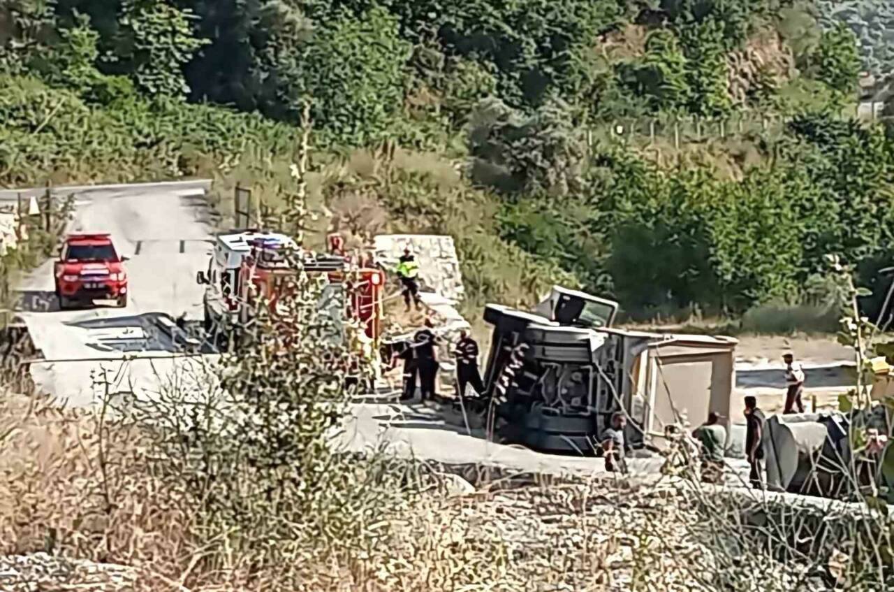 Aydın’ın Köşk ilçesinde kum kamyonunun devrilmesi sonucu meydana gelen kazada