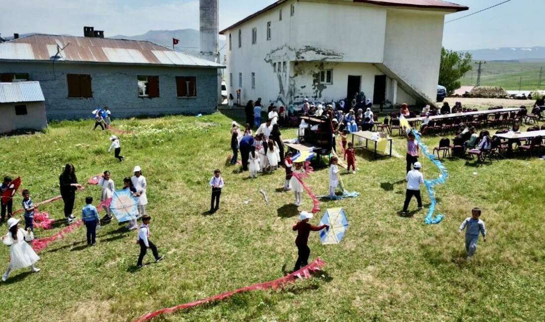 Ağrı’nın Hamur ilçesine bağlı Özdirek Oluklu İlkokulu’nda düzenlenen uçurtma şenliği,