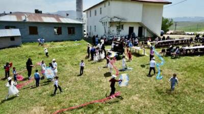 Ağrı’nın Hamur ilçesine bağlı Özdirek Oluklu İlkokulu’nda düzenlenen uçurtma şenliği,