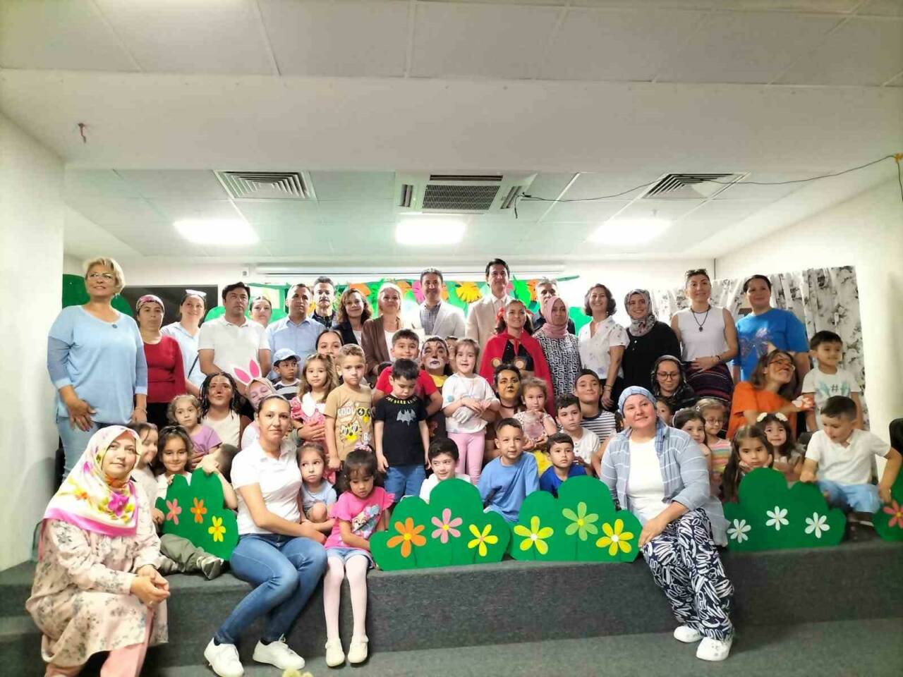 Muğla’nın Köyceğiz ilçesi Beyobası Anaokulu öğrenci velileri oynadıkları ‘Çevreci Kurt’