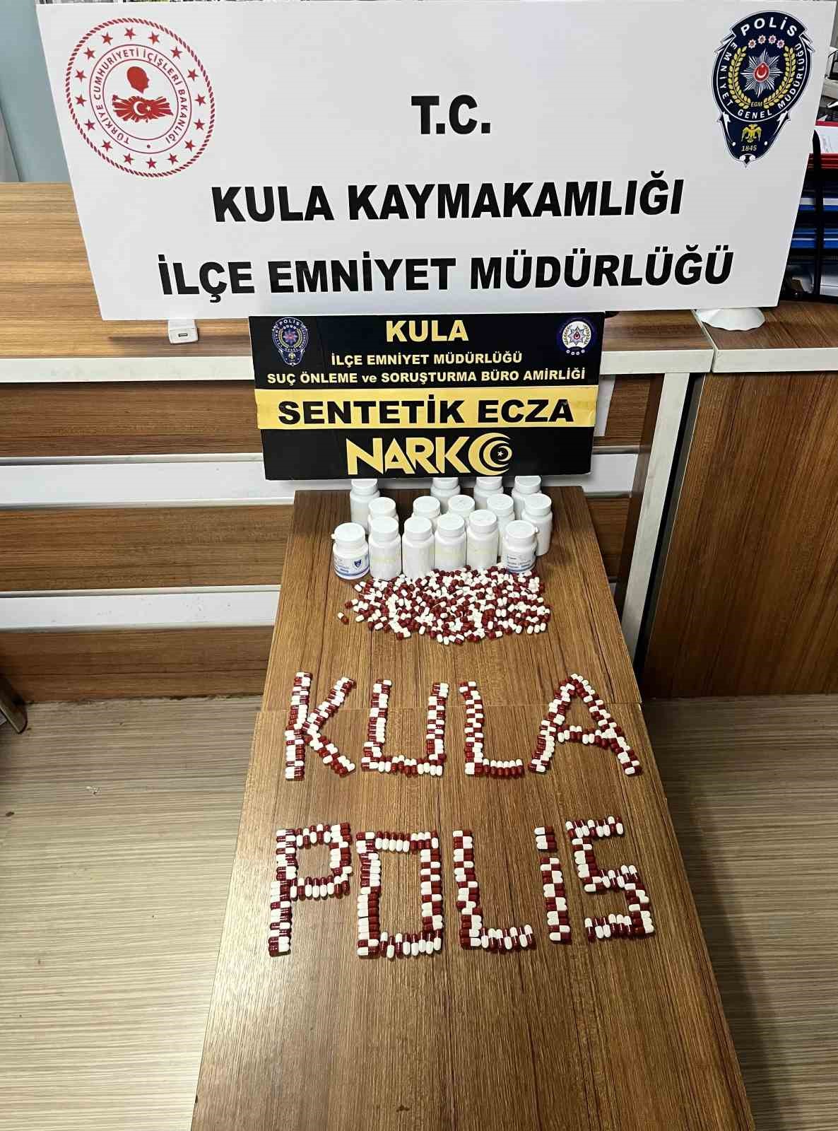 Manisa’nın Kula ilçesinde düzenlenen uyuşturucu operasyonunda, bir ikamette 804 adet