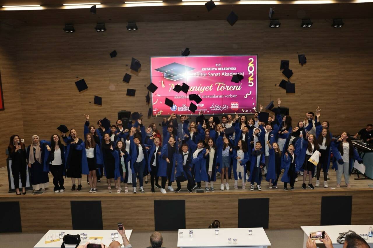 Kütahya Belediyesi bünyesinde faaliyet gösteren Kültür Sanat Akademisi, iki yıllık