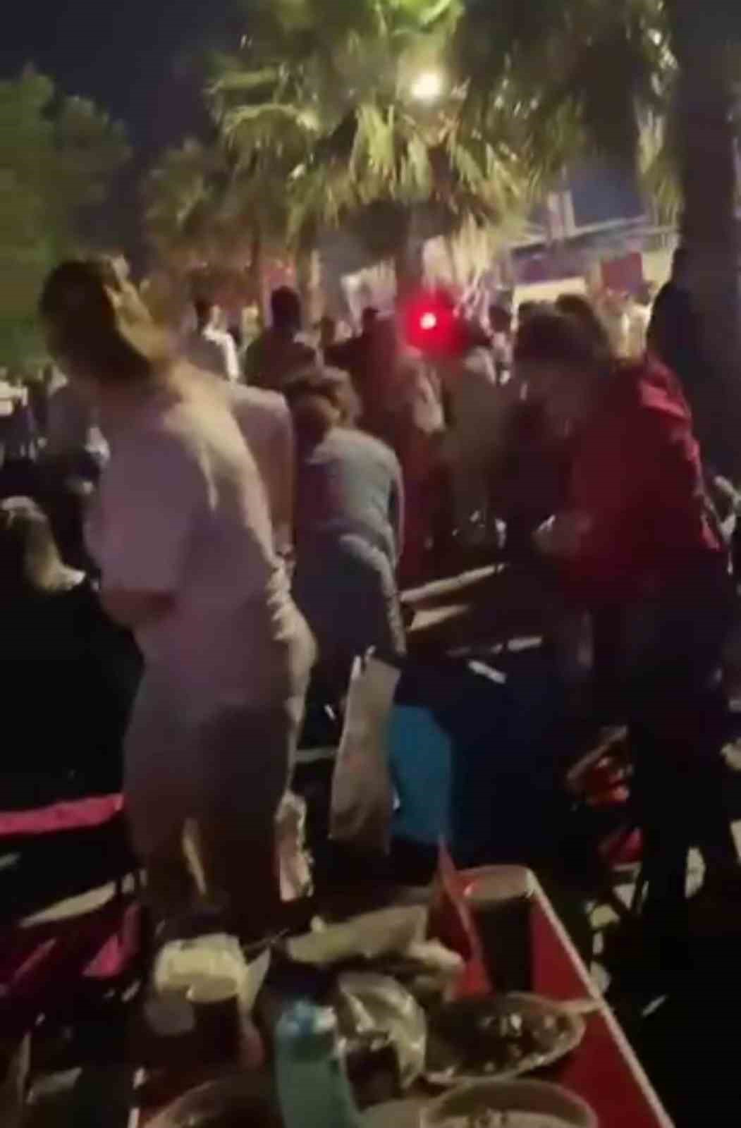 Samsun’da Kültür Yolu Festivali çerçevesinde düzenlenen Merve Özbey konserinde kavga