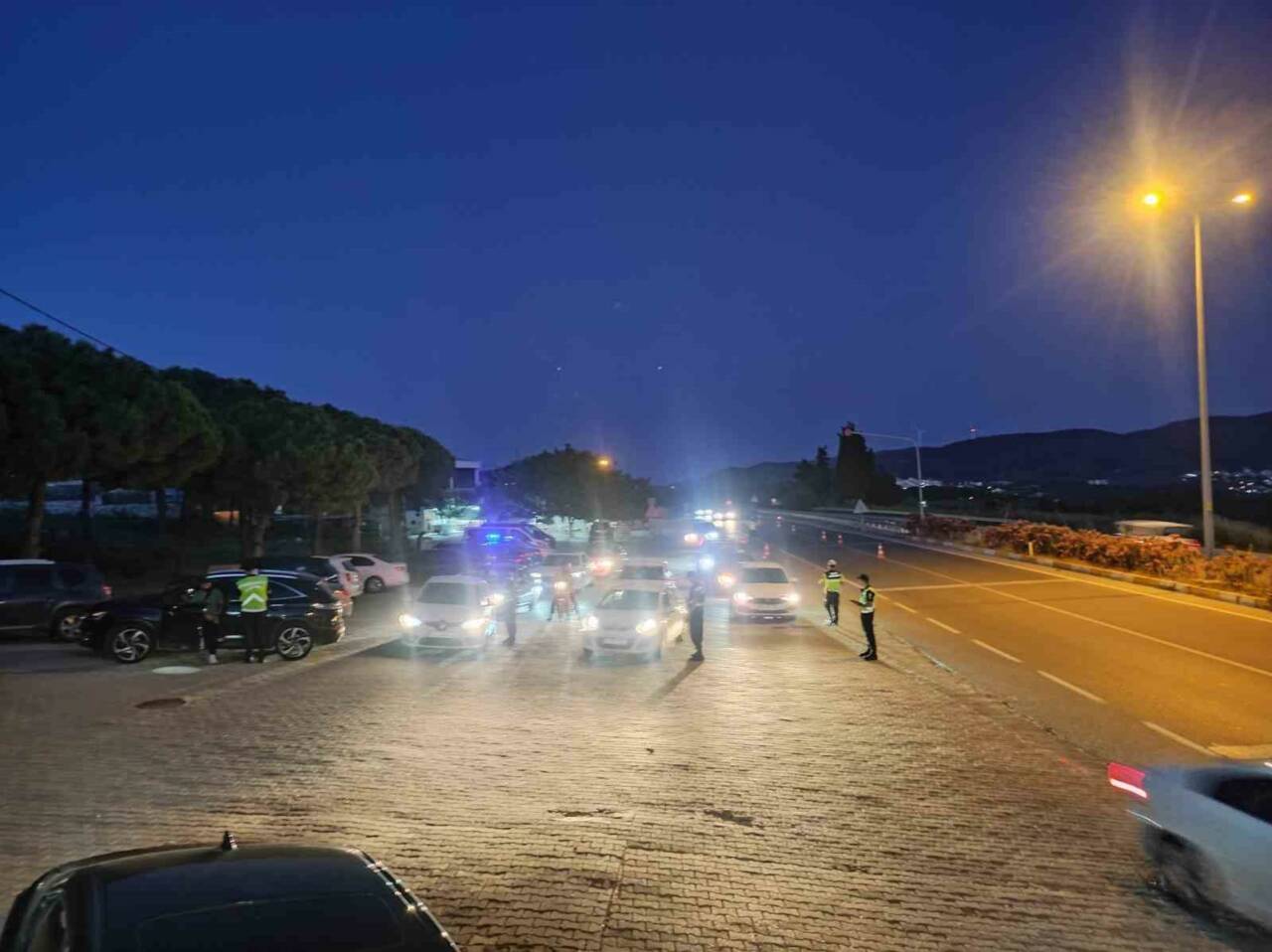 Aydın’ın Kuşadası ilçesinde kurallara uymadığı tespit edilen sürücülere 53 bin