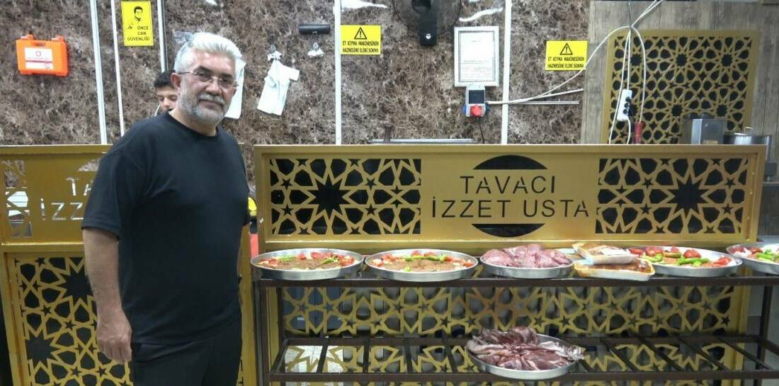 Kilis’te 40 yıldır kasaplık yapan İzzet Canözer, kurban etinin hem